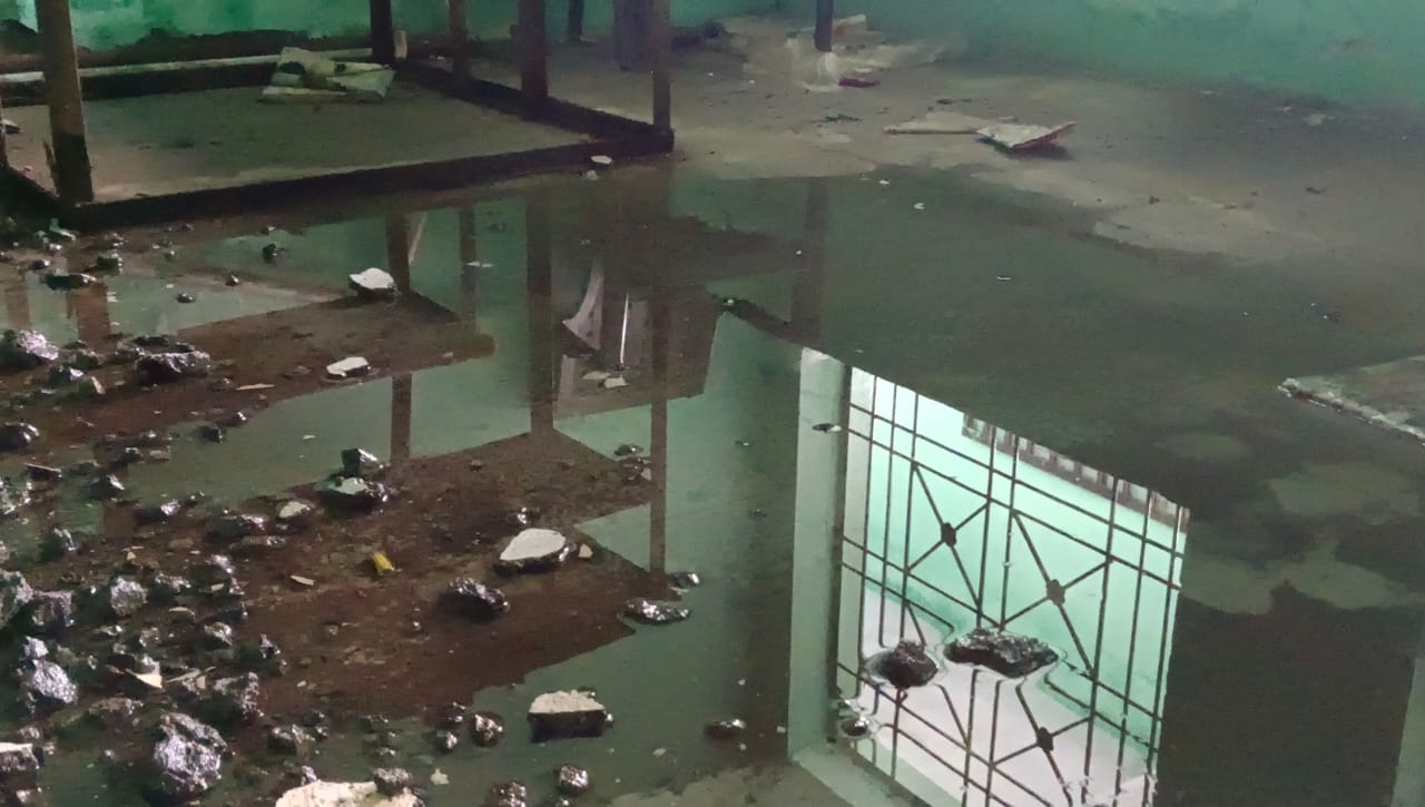 जर्जर भवन में चल रही पढ़ाई, सरकारी स्कूल में बच्चों का भविष्य खतरे में 5 1753531287 WhatsApp Image 2025 07 26 at 2.51.11 PM